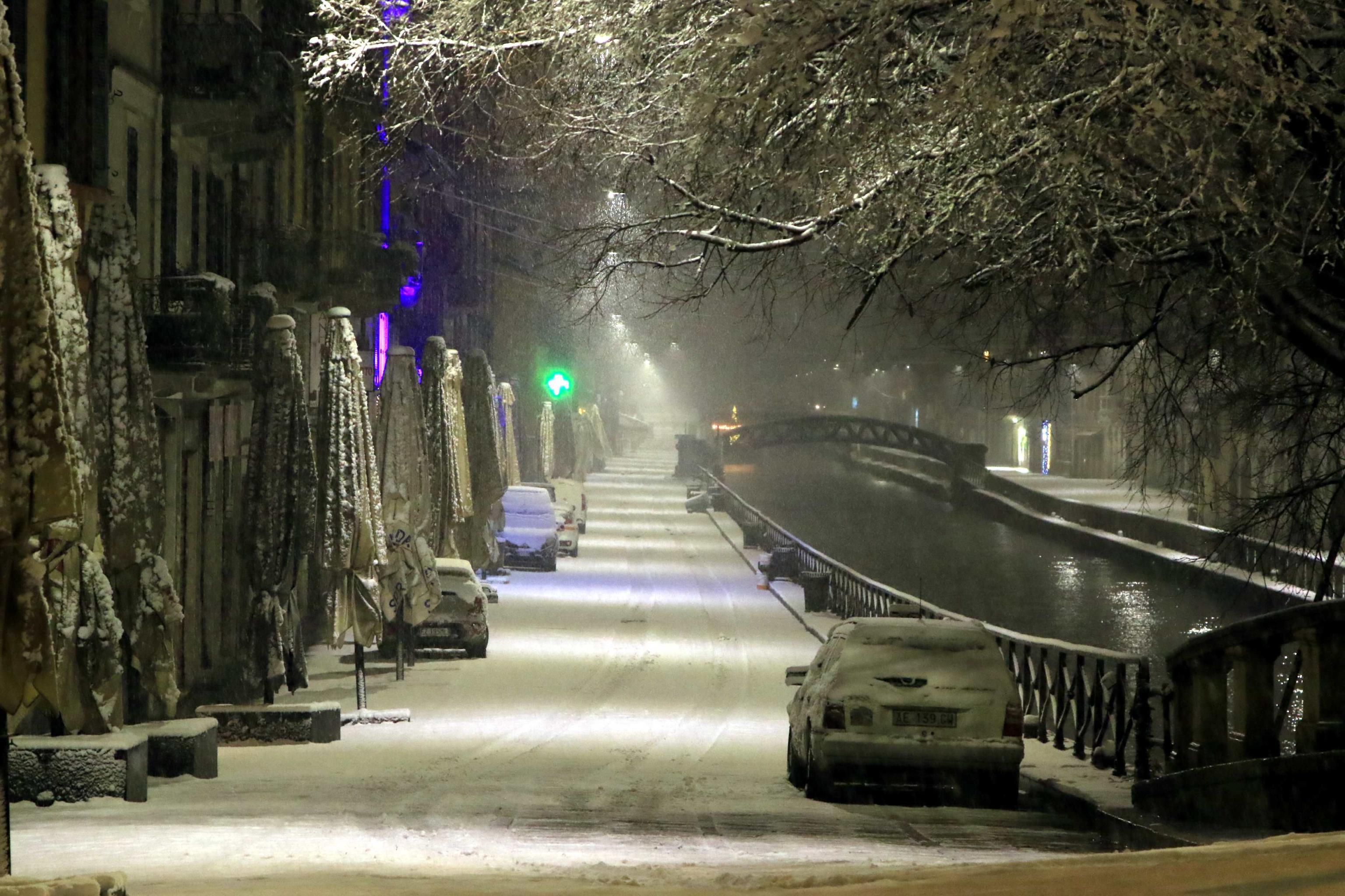 Neve a Milano, le foto della città imbiancata Neve a Milano, le foto della città imbiancata