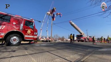 California, Babbo Natale incastrato nei cavi elettrici | video