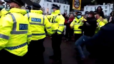 Variante Covid-19 inglese, scontri tra camionisti e polizia al porto di Dover | video