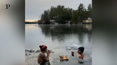 Giocano a scacchi a -20° immersi nel ghiaccio | video