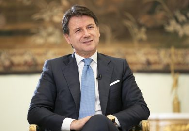Conte ci chiude per Natale e prova a calmarci con la mancia dei ristori