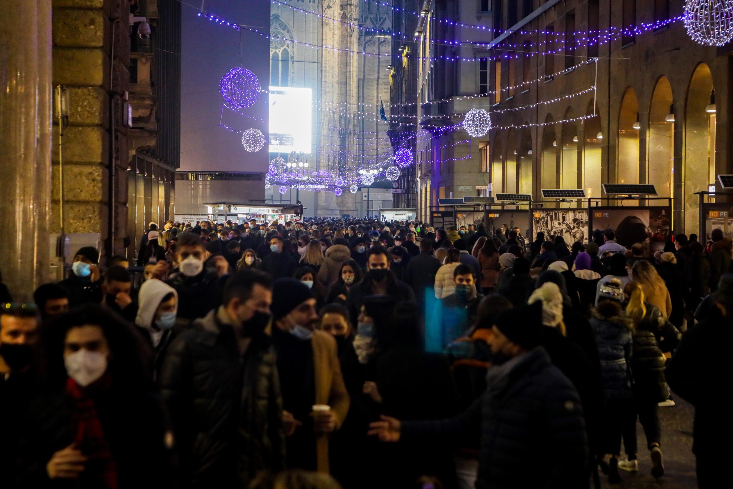 Natale e Covid: divieti e permessi. Le ipotesi del governo