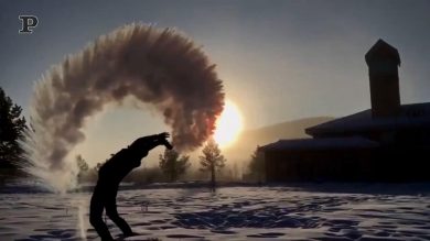 -44 gradi in Cina: spettacolo con acqua bollente | video