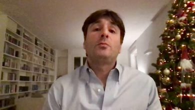 L’uomo che ha in mano la siringa del vaccino