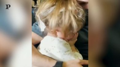 Bambina di 2 anni non vuole indossare la mascherina, cacciata dall’aereo | video