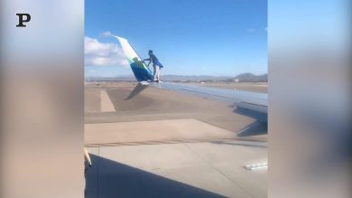 Las Vegas, cammina sull’ala di un aereo: arrestato | video