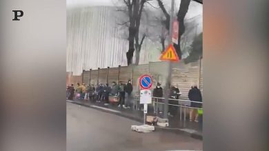 Milano, centinaia di persone in coda per un pezzo di pane | video