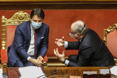 Conte supera lo scoglio del voto sul Mes ma la maggioranza è a pezzi