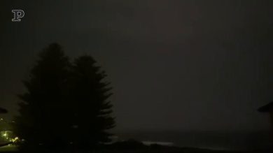 Sydney, violentissima tempesta di fulmini fa crollare un campanile | video