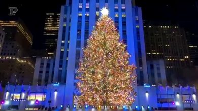 New York, si accende l’albero di Natale al Rockefeller Center | video