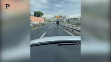 Monopattino in tangenziale a Roma | video