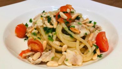 Cuciniamo insieme: spaghetti con spigola, datterini e pinoli