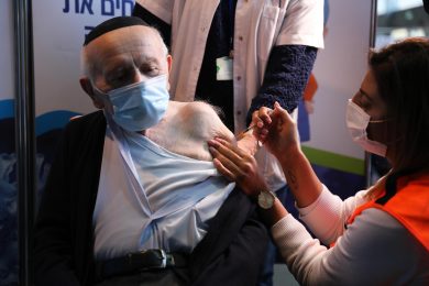 Come (e perché) funziona la campagna vaccinale in Israele