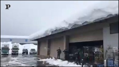 Giappone, neve sul tetto di un’azienda crolla: sfiorata la tragedia | video
