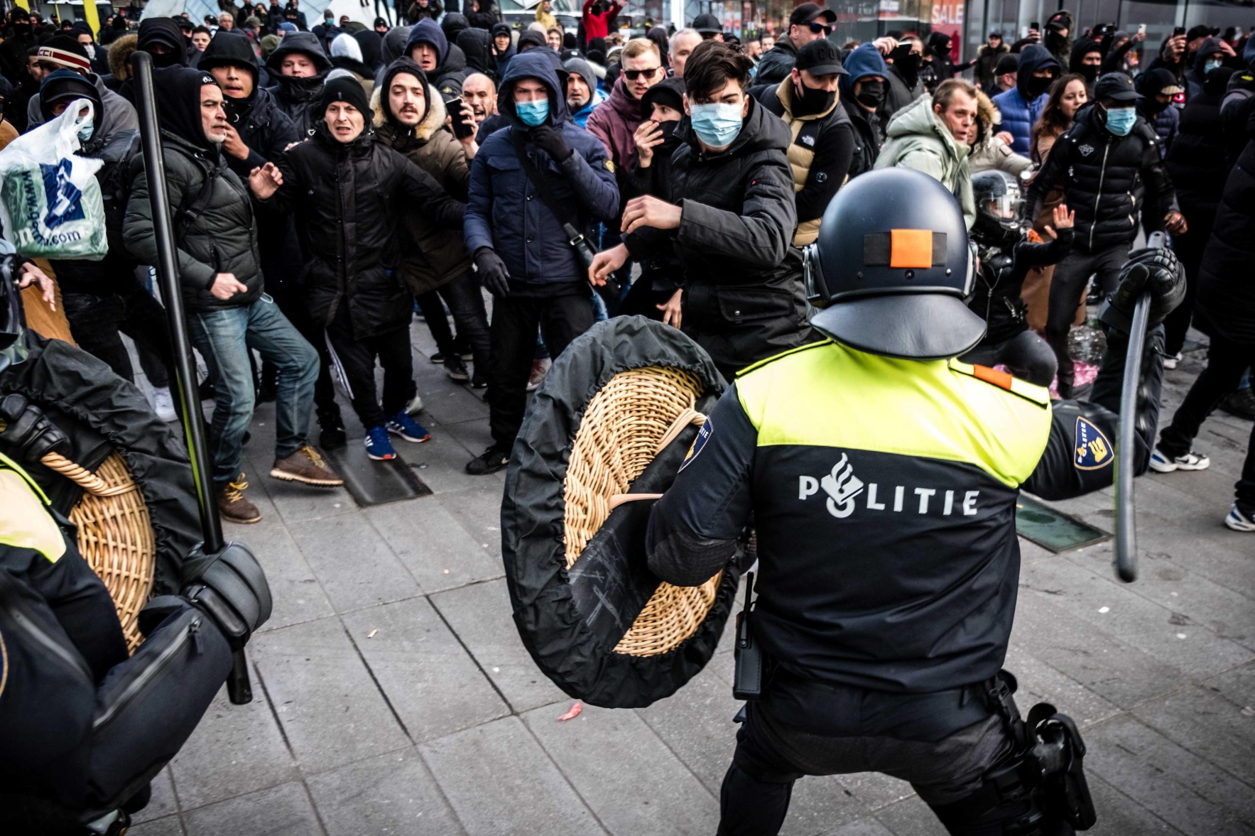 Governo in crisi e violenze in strada: Olanda nel caos