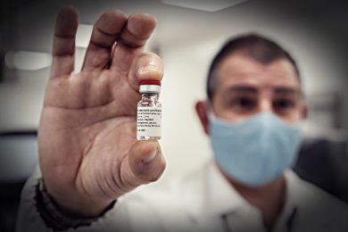 Il vaccino italiano, rimasto senza fondi, rischia di fallire