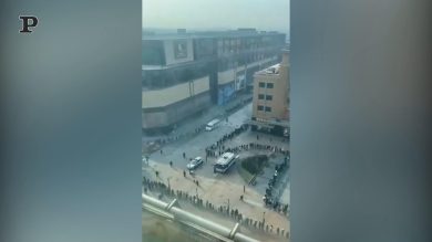 Pechino, code interminabili per test di massa anti Covid | video