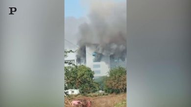 India, va a fuoco l’azienda che produce vaccini anti-Covid | video