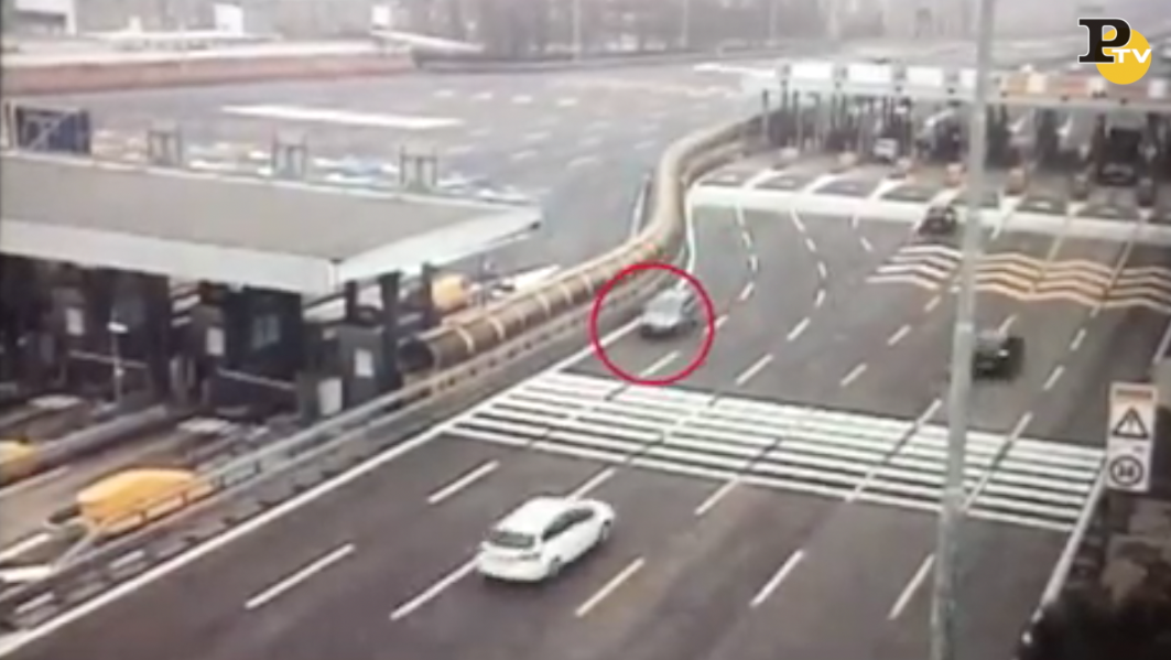 Firenze, contromano sull’A1 cerca di sfuggire alla polizia | video