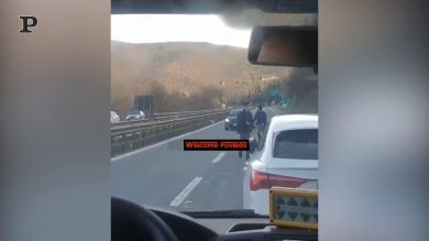 Firenze, contromano sull’A1 cerca di sfuggire alla polizia | video