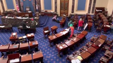 Washington, i manifestanti nell’aula del Parlamento Usa | video