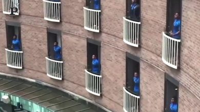 Australia, rugbisti cantano per ringraziare l’hotel che li ha ospitati per la quarantena | video