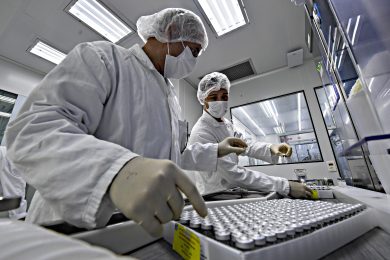 Si fa presto a dire «produciamo il vaccino Covid in Italia»