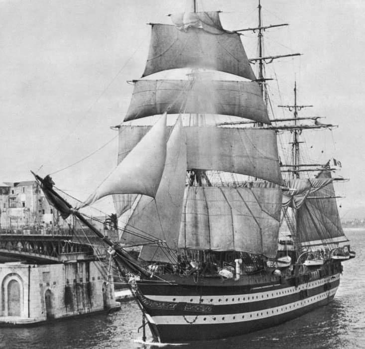 La nave Amerigo Vespucci ha 90 anni (foto e video) La nave Amerigo Vespucci ha 90 anni (foto e video)