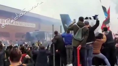 Milan-Inter, assembramenti di tifosi prima del Derby | video