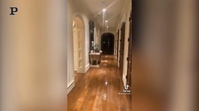 Freddo e neve in Texas, crolli di soffitti e infiltrazioni nelle case | video