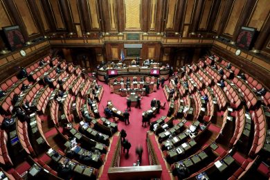 Al parlamentare senza niente da dire (di serio) non resta che la citazione