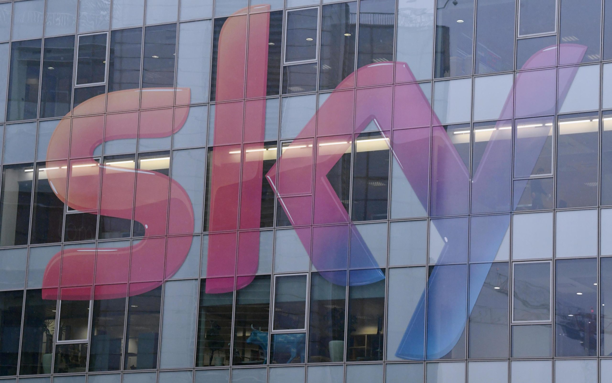 Diritti tv, tutti contro tutti (ma Sky deve pagare subito i club)