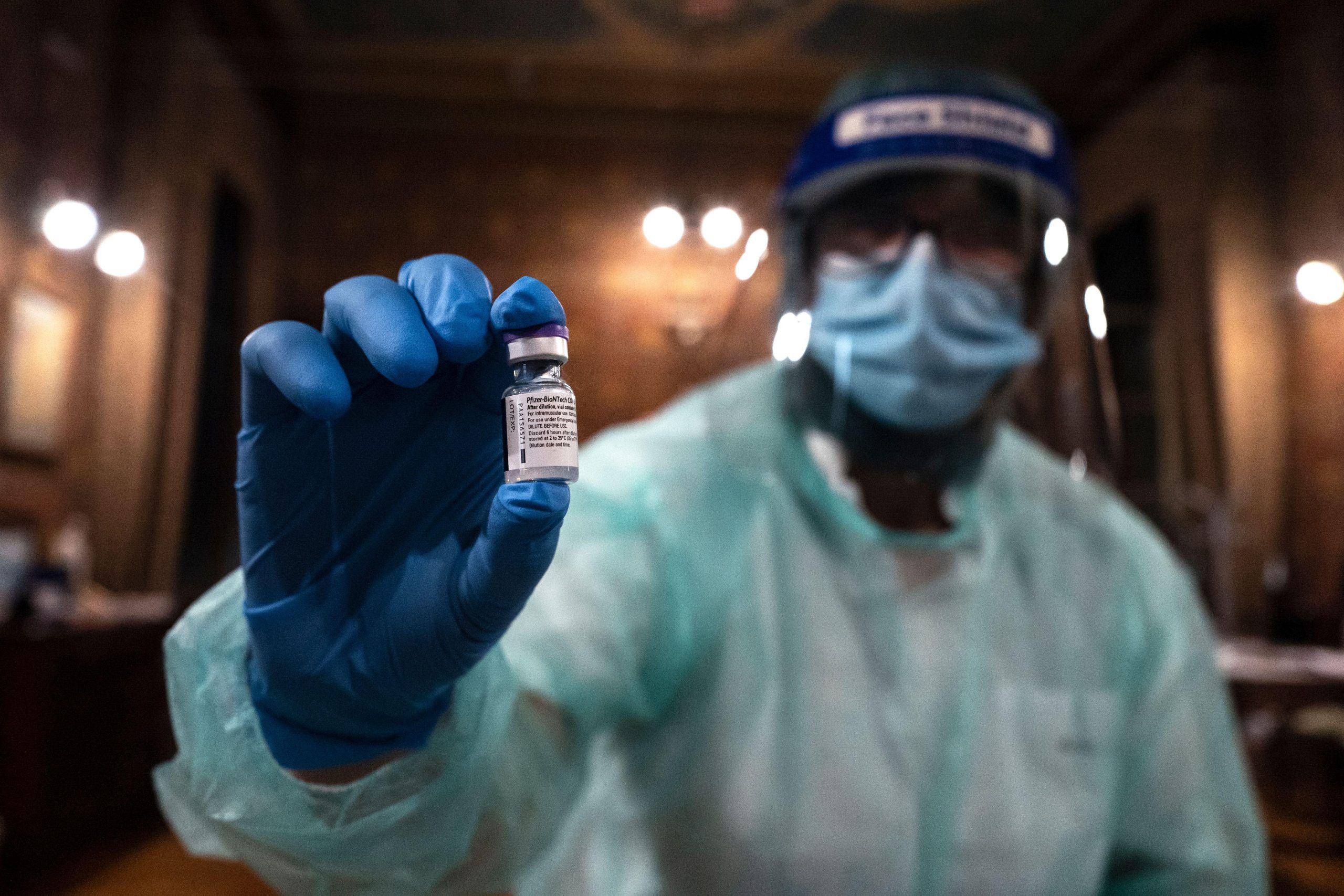 Draghi chiede la fiducia mentre il piano vaccinale implode