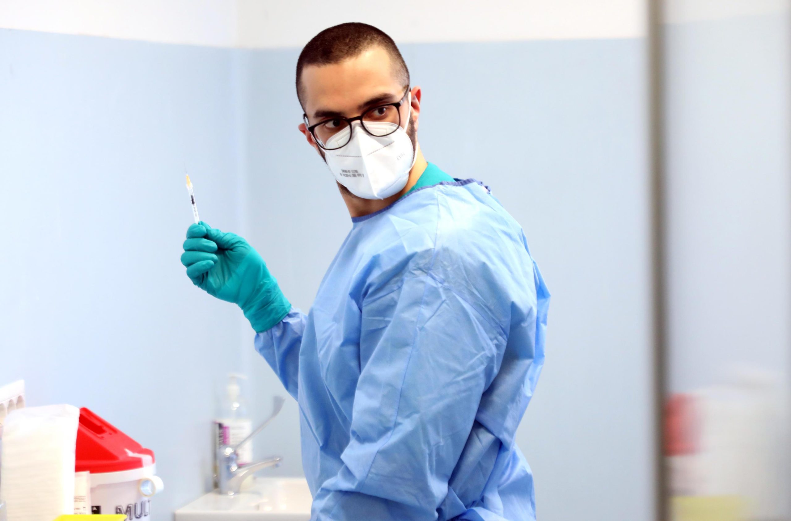 Sui vaccini caos totale e noi rischiamo il lockdown Sui vaccini caos totale e noi rischiamo il lockdown