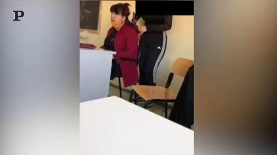 Sindaca-prof di Porto Empedocle si fa piastrare i capelli in classe da un’alunna | video