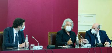 I 5 stelle più divisi che mai consumano la farsa e dicono sì a Draghi