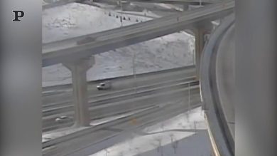 Usa, pick-up cade per oltre 20 metri da un cavalcavia, illeso il guidatore | video