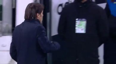 Conte mostra il dito medio alla panchina della Juventus
