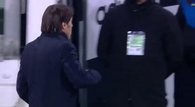 Conte mostra il dito medio alla panchina della Juventus Conte mostra il dito medio alla panchina della Juventus