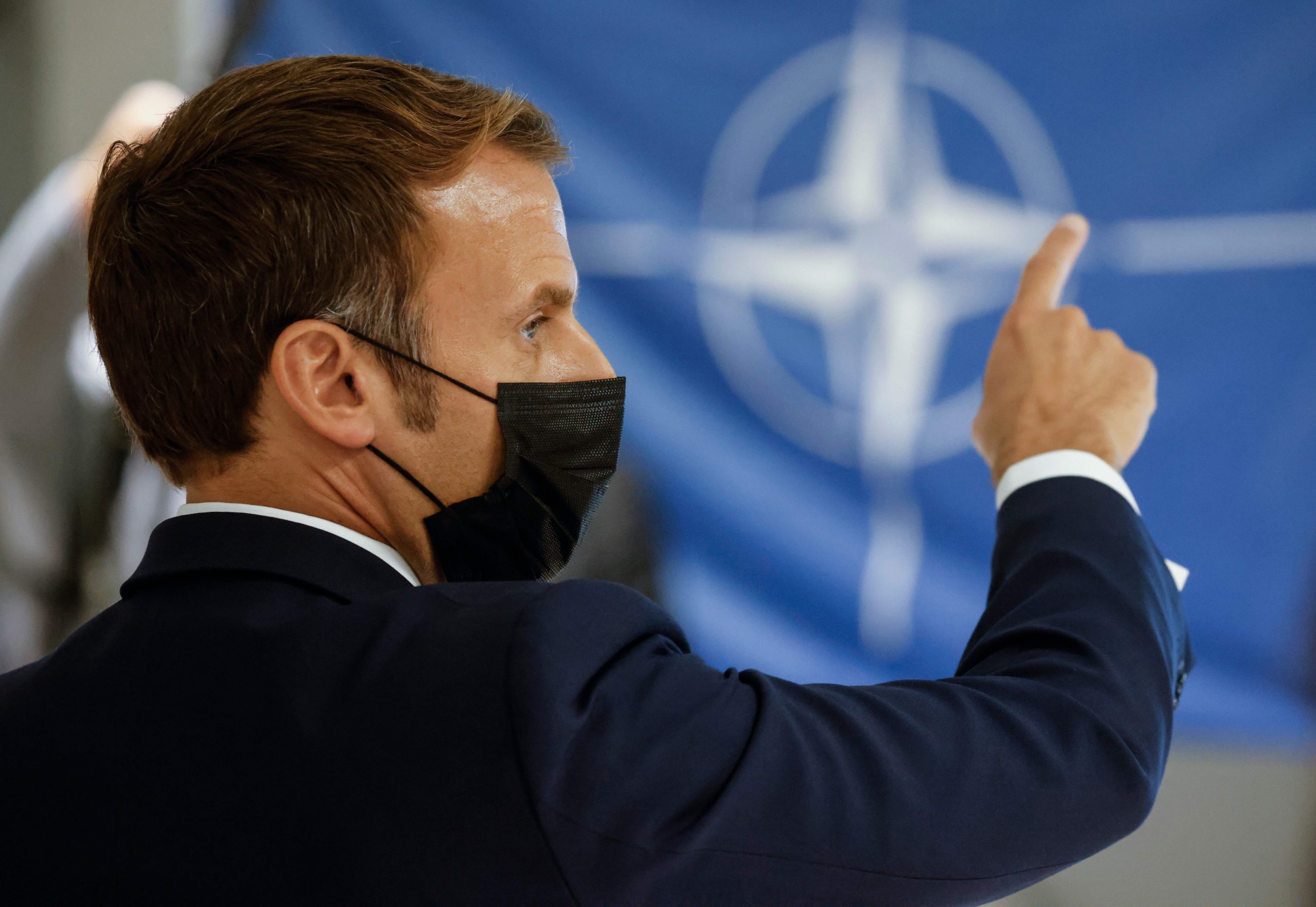 Macron insultava la Nato, ora se la porta in casa Macron insultava la Nato, ora se la porta in casa