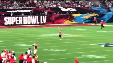 Superbowl, invasione di campo di un tifoso | video