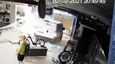 Legnano, l’assalto al negozio di bibiclette | video