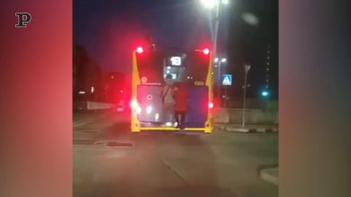 Scene surreali per le vie di Torino: giovani si appendono al retro di un autobus in corsa | video