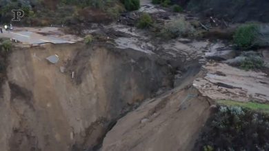 California, 50 metri della Highway 1 precipitano nell’oceano pacifico | video