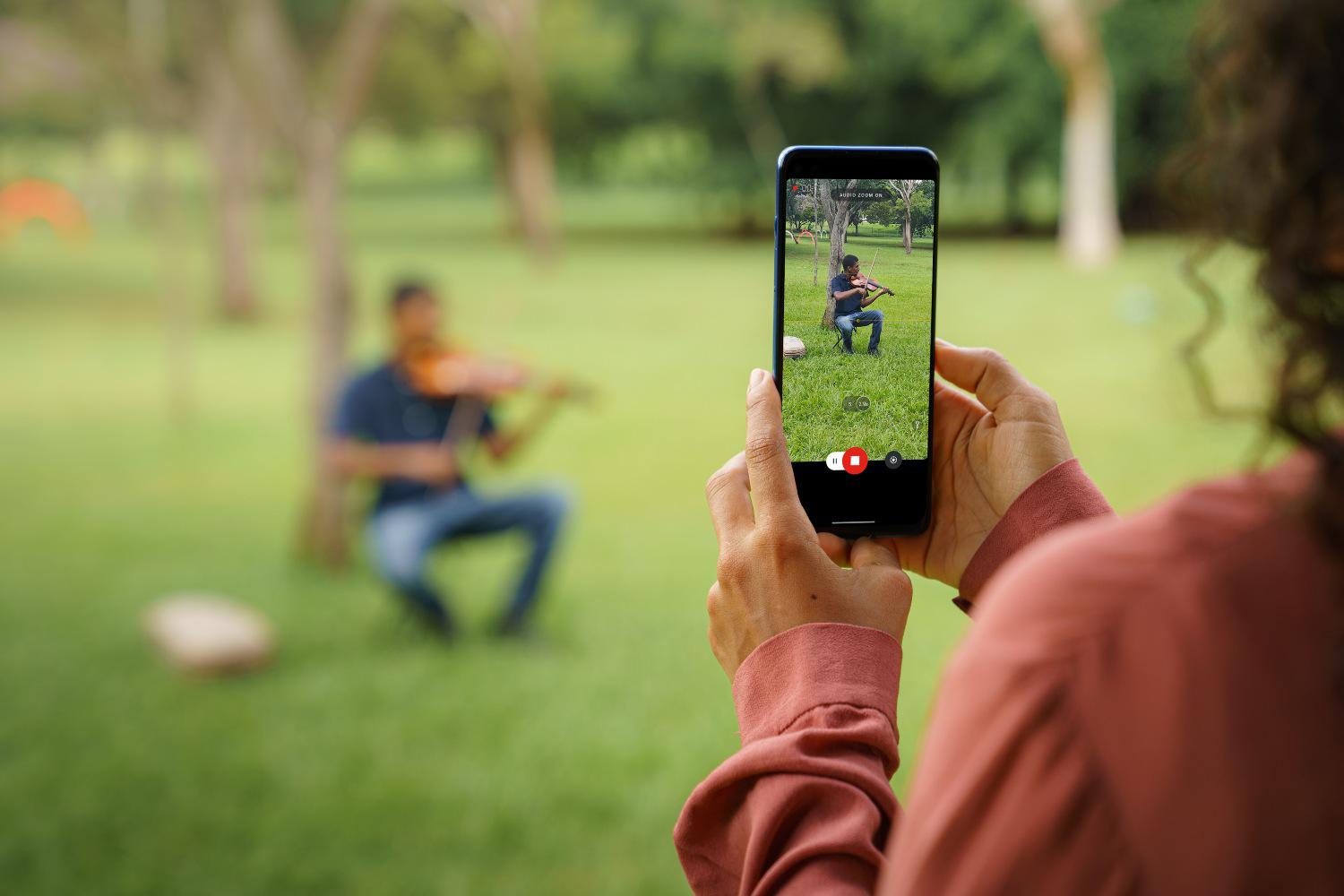 Motorola Moto G100, lo smartphone che flirta con il pc e il televisore