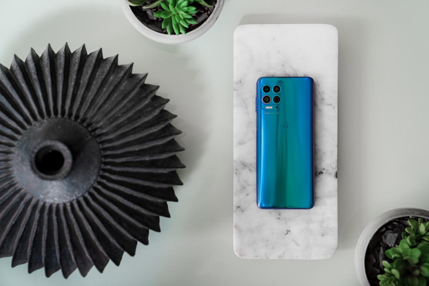 Motorola Moto G100, lo smartphone che flirta con il pc e il televisore