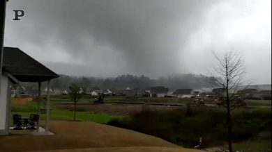 USA, un gigantesco tornado si abbatte sull’Alabama | video