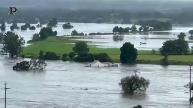 Australia, una casa viene portata via dall’alluvione | video