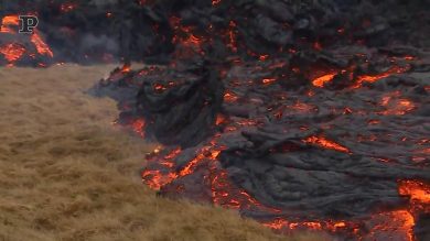 Islanda, la gente si avvicina al vulcano nonostante il divieto