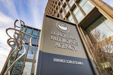 L’Ema dà il via libera all’uso del vaccino di AstraZeneca